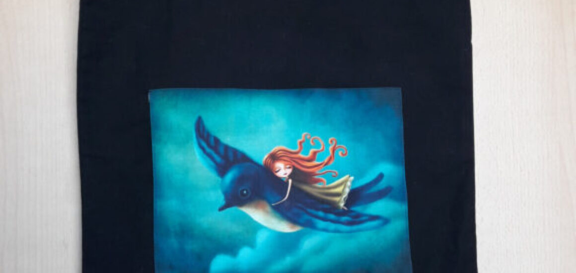 Černá plátěná taška s motivem panenky Gorjus na letícím ptáčku